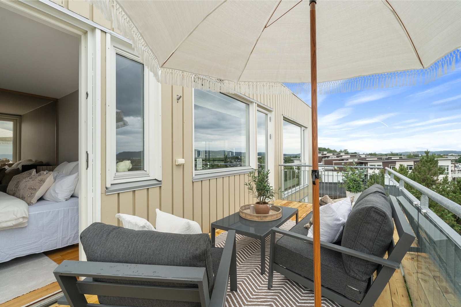 Hyggelig å kunne gå ut på verandaen også fra hovedsoverommet. Galleribilde