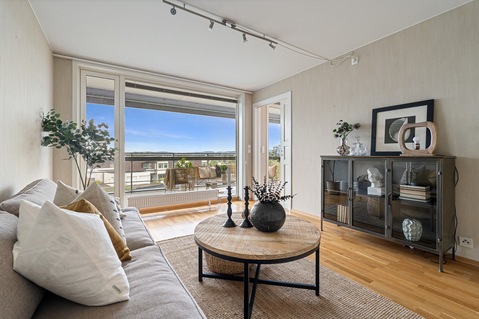Soverom/stue nummer 2 måler 14 m². Dette rommet ligger da vegg-i-vegg med hovedstua. Både herfra og fra hovedstua er det utgang til den innglassede verandaen. Galleribilde