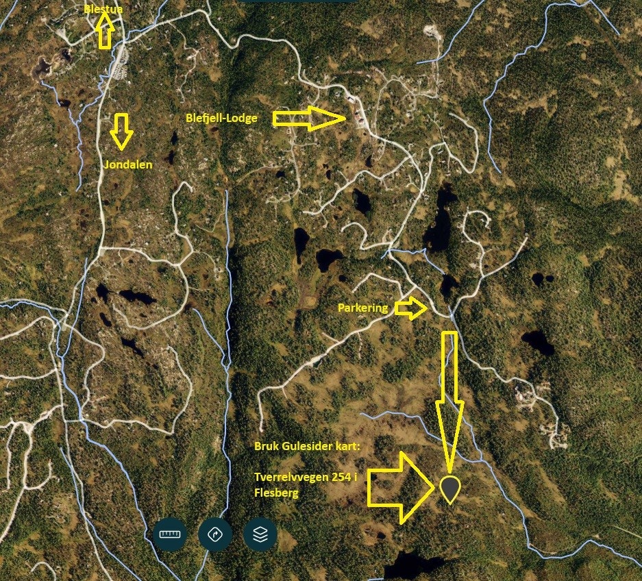 Det beste er å parkere på Sølvseter på Blefjell, da er det 20-30 min å gå på sommerstid og på snøen 5-10 minutter med ski på beina.
Utenfor vintersesong kan man parkere ved Belgen. Der er det bomveg som hvor man får nøkkel. Der er det parkering noen hund Galleribilde