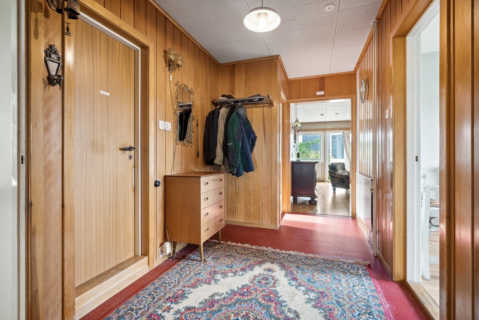 Entré med plass til å henge fra seg yttertøy og sette fra seg sko. Galleribilde