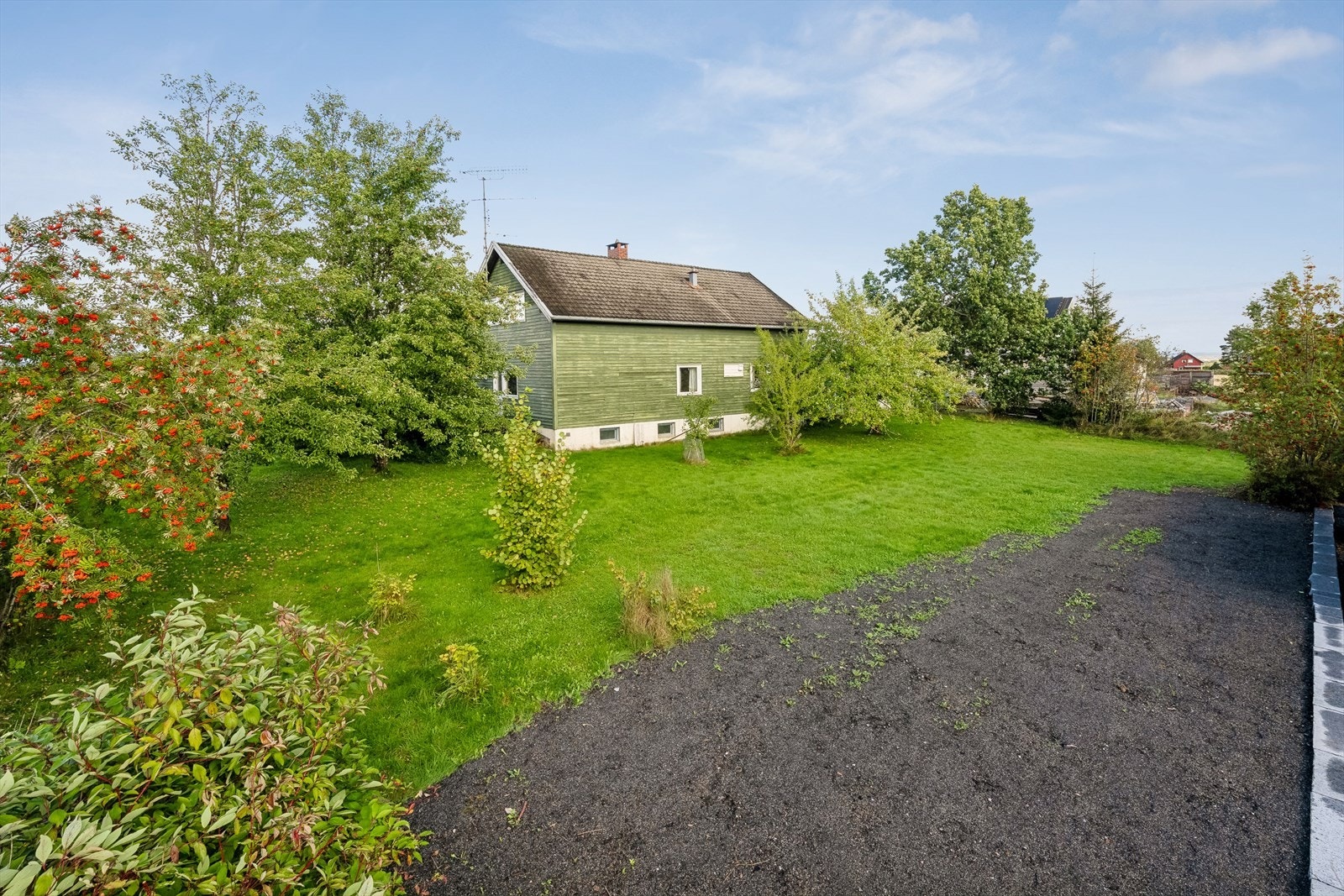 Eiendommen har en stor og relativt flat tomt med mye boltreplass for hele familien. Galleribilde