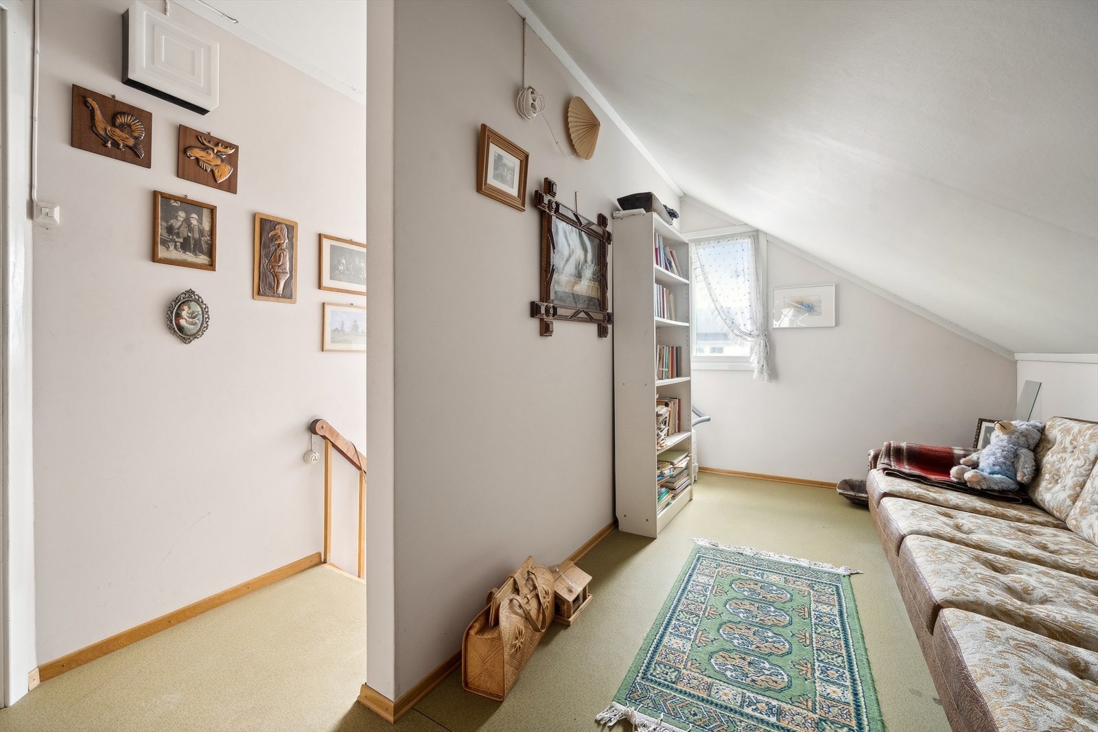 Det er innvendig trappeadkomst til 2. etasje. Deler av gangen er opprinnelig tilleggsdel/bod. Omgjøringen er søknadspliktig, se pkt. "ferdigattest" i salgsoppgaven. Galleribilde