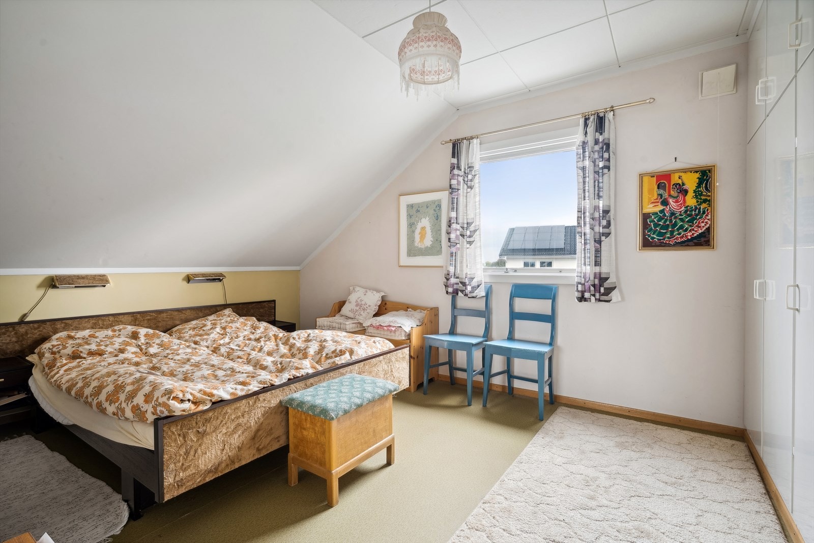 Soverom med plass til stor seng. Galleribilde