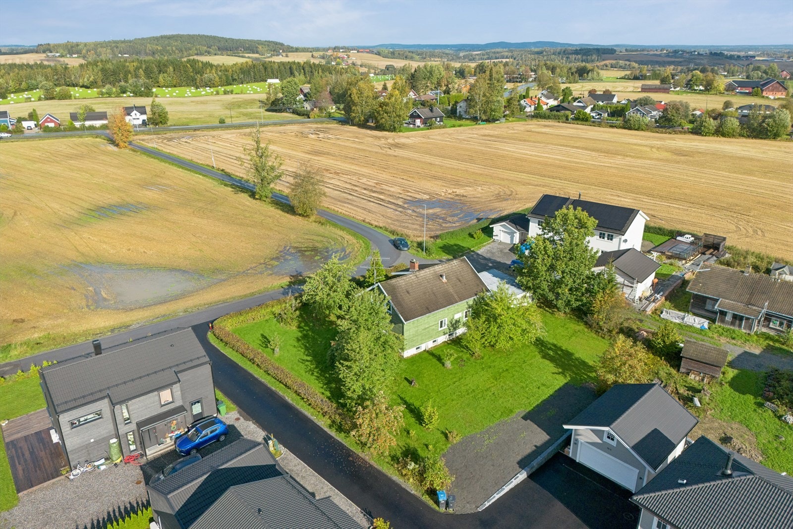 Eiendommen ligger svært flott til, nær skog og mark. Galleribilde