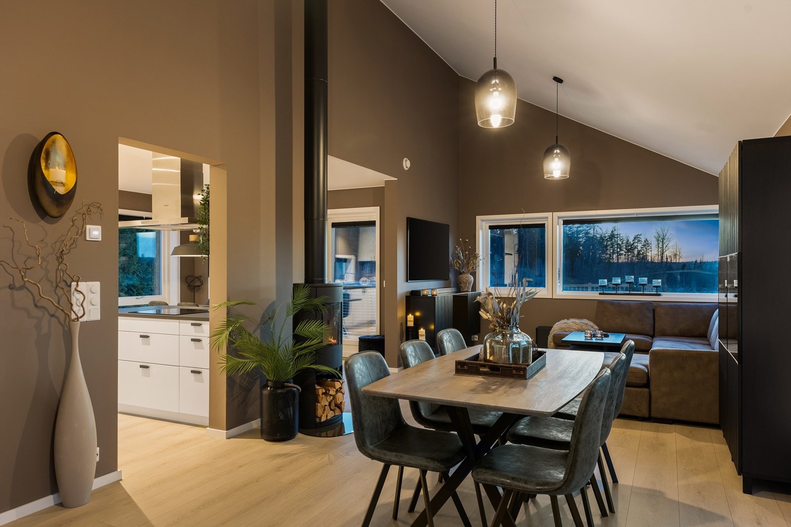 Boligen har en svært god atmosfære og fin planløsning Galleribilde