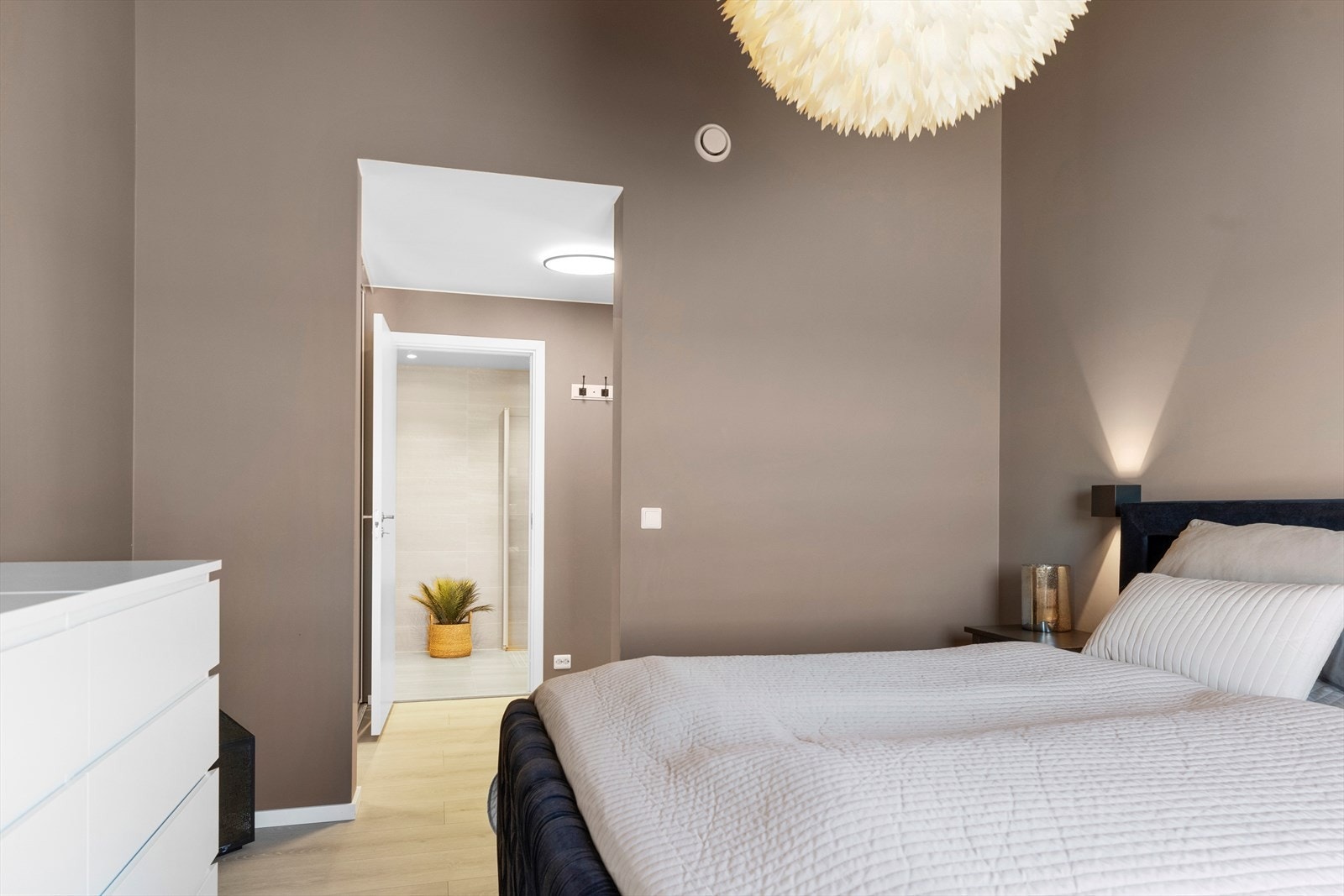 Hovedsoverommet har egen walk-in garderobe og eget bad Galleribilde