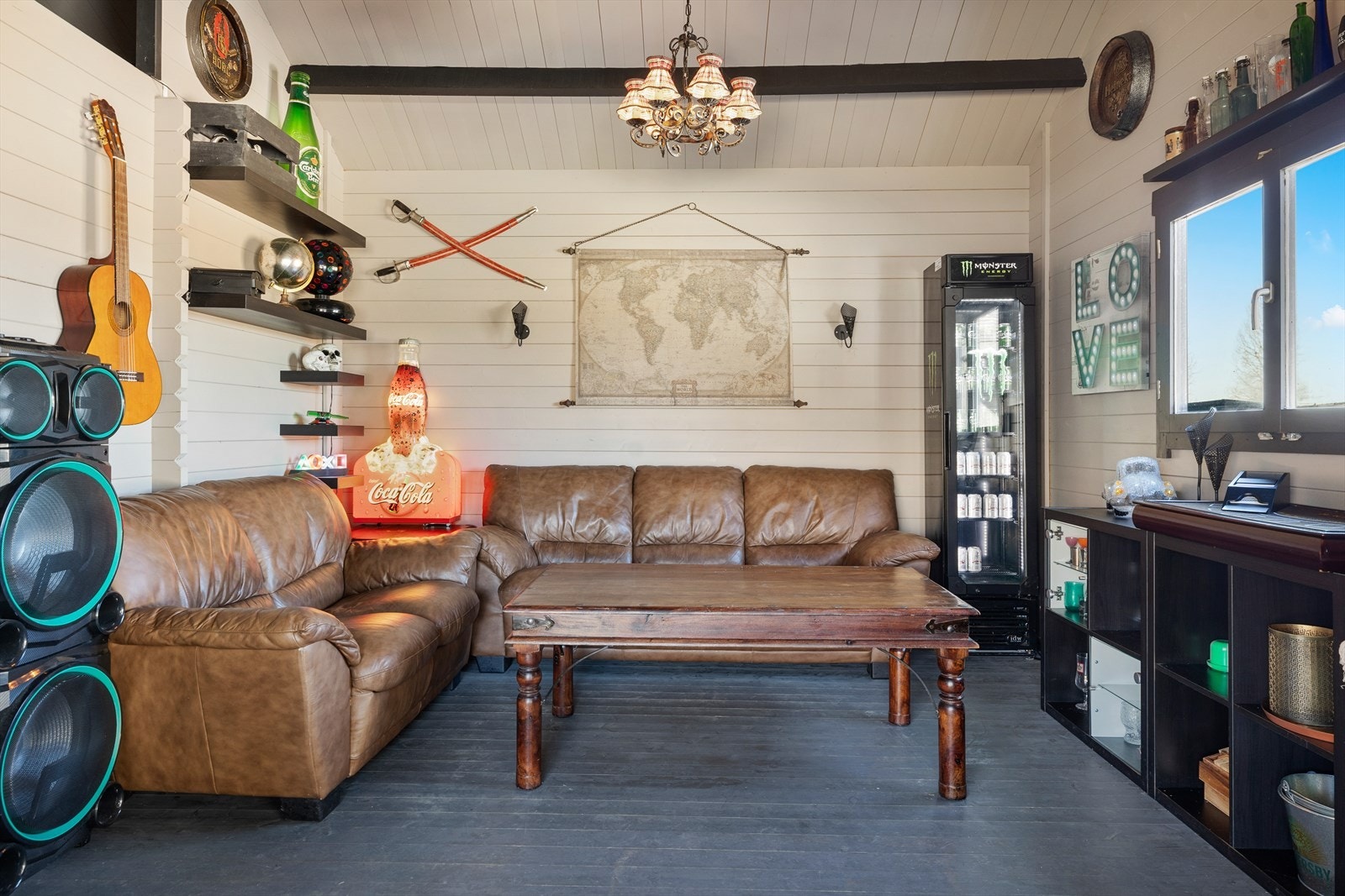 Sommerstue (byggemeldt som bod) er innredet som bar og stue Galleribilde