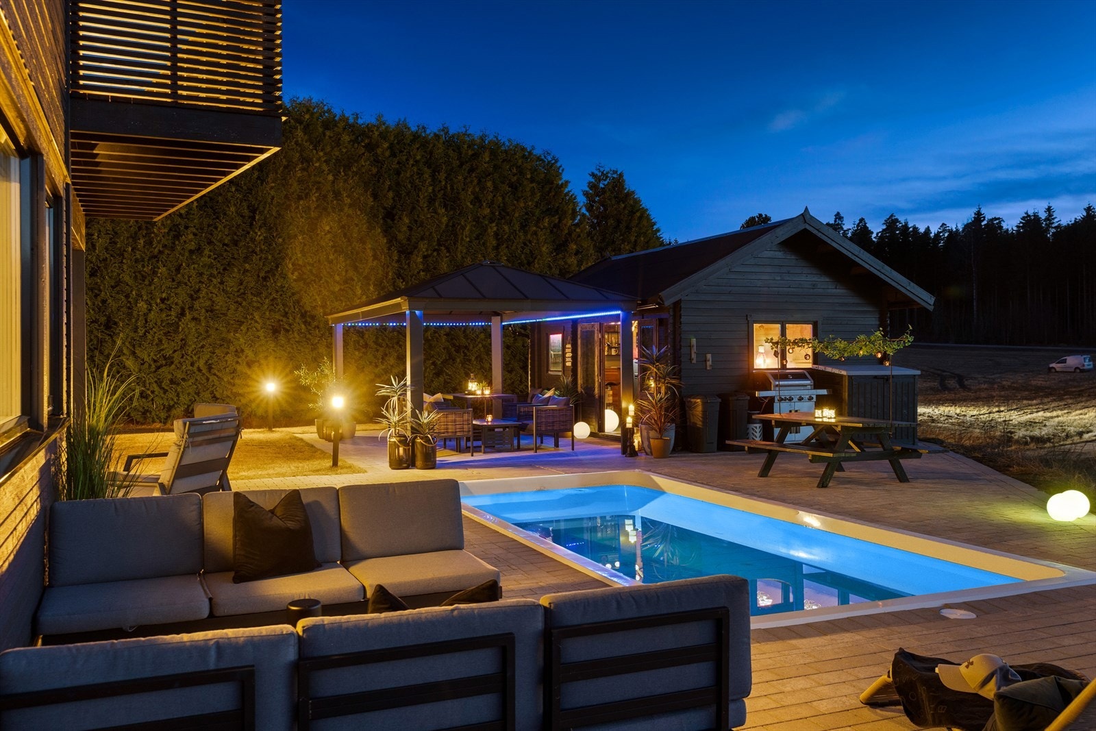 Flotte uteområder med plass til flere sittegrupper og basseng Galleribilde