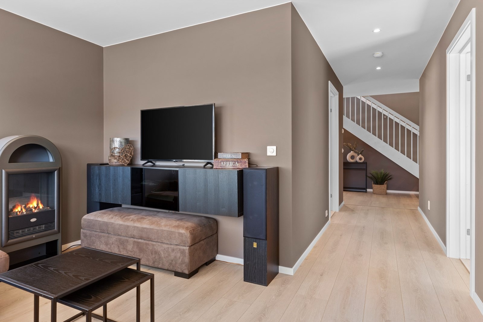 Stue i 1. etasje kan enkelt gjøres om til soverom ved behov Galleribilde