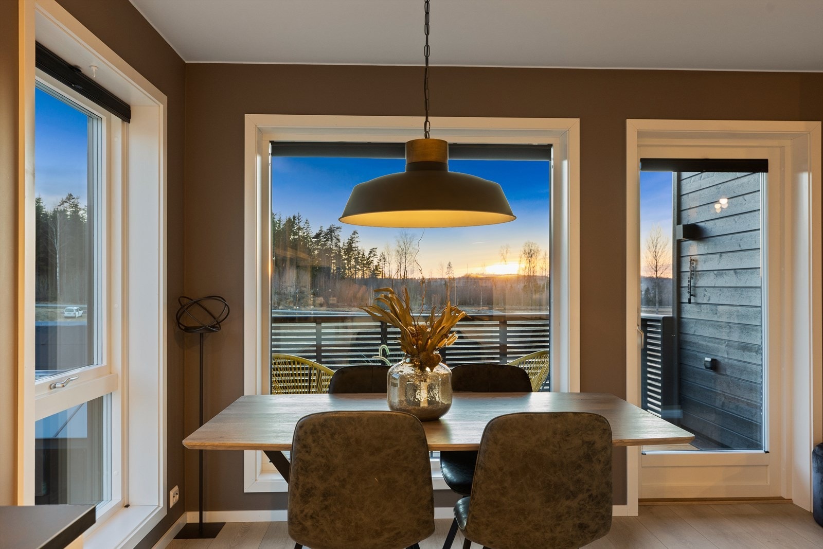 Kjøkkenet har fin spiseplass og utgang til overbygd balkong Galleribilde