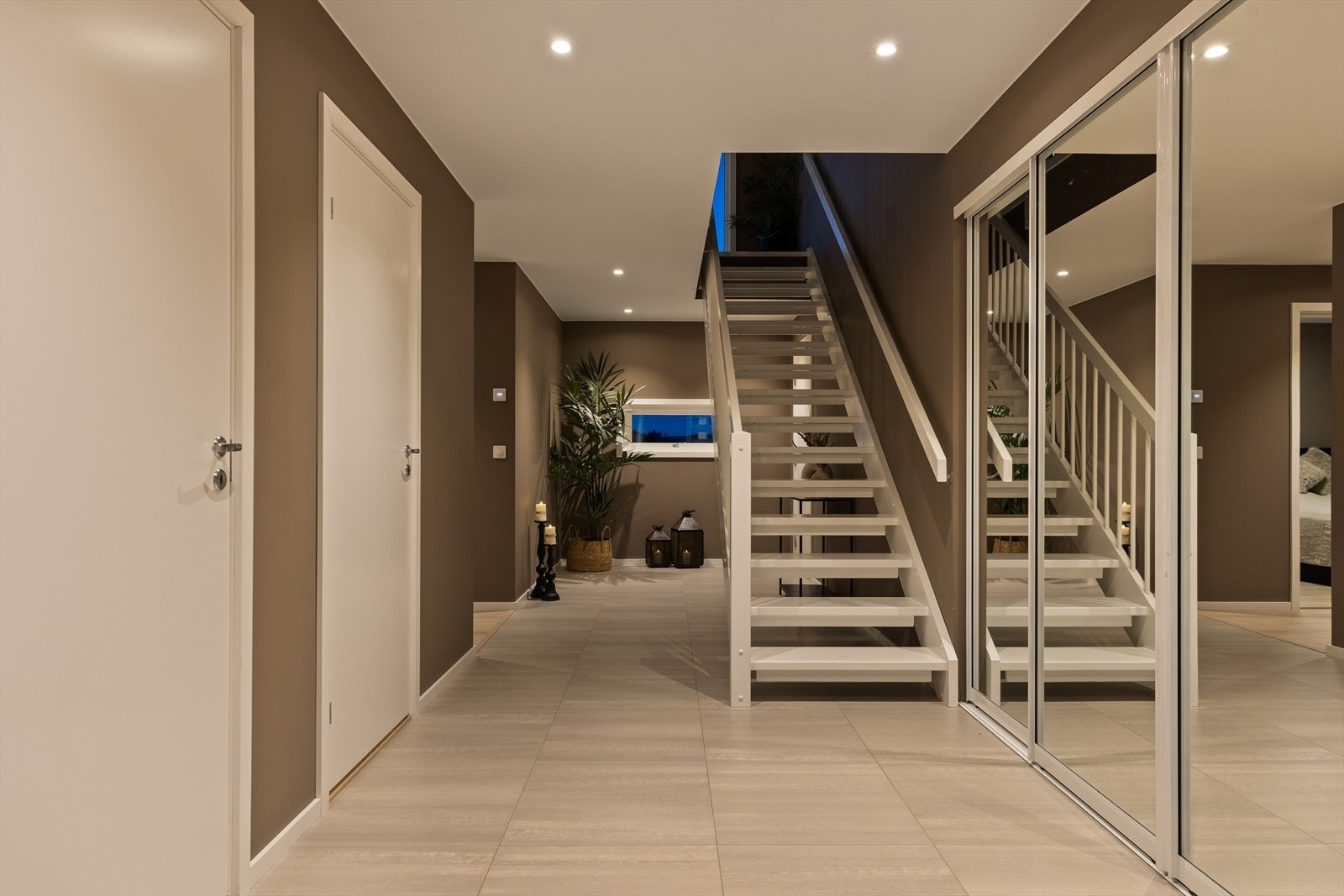 Hall med skyvedørsgarderobe Galleribilde