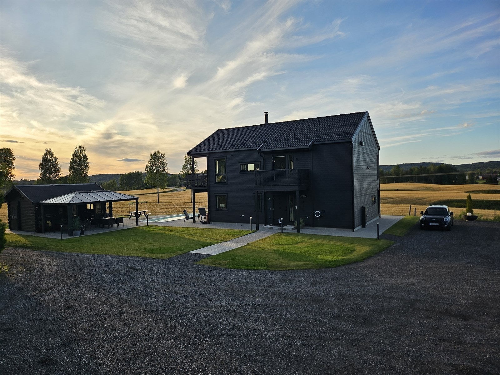 Stor gruslagt gårdsplass med mulighet for å bygge garasje eller carport. Galleribilde