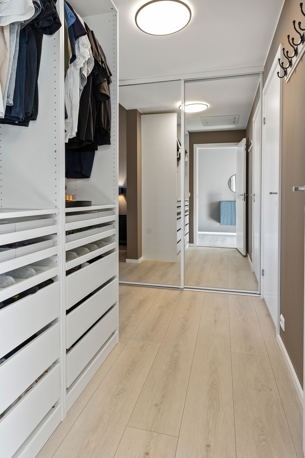 Fin walk-in løsning mellom hovedsoverom og bad Galleribilde