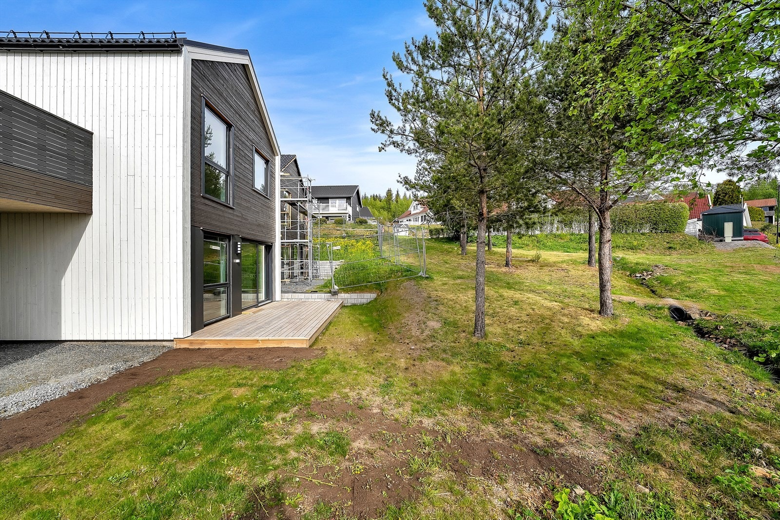 Flott uteplass på baksiden av huset med utgang fra stuen. Galleribilde