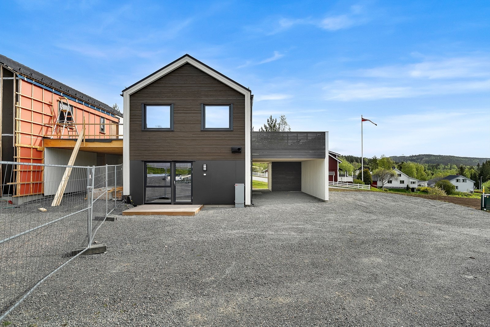 Carport og entré, her går du tørrskodd fra bilen inn i boligen. Galleribilde