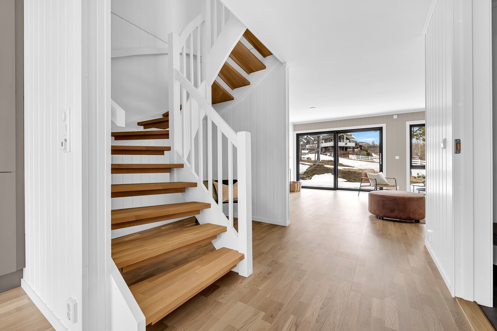 Mellom kjøkken og stue er det trapp opp til boligens 2. etasje. Galleribilde