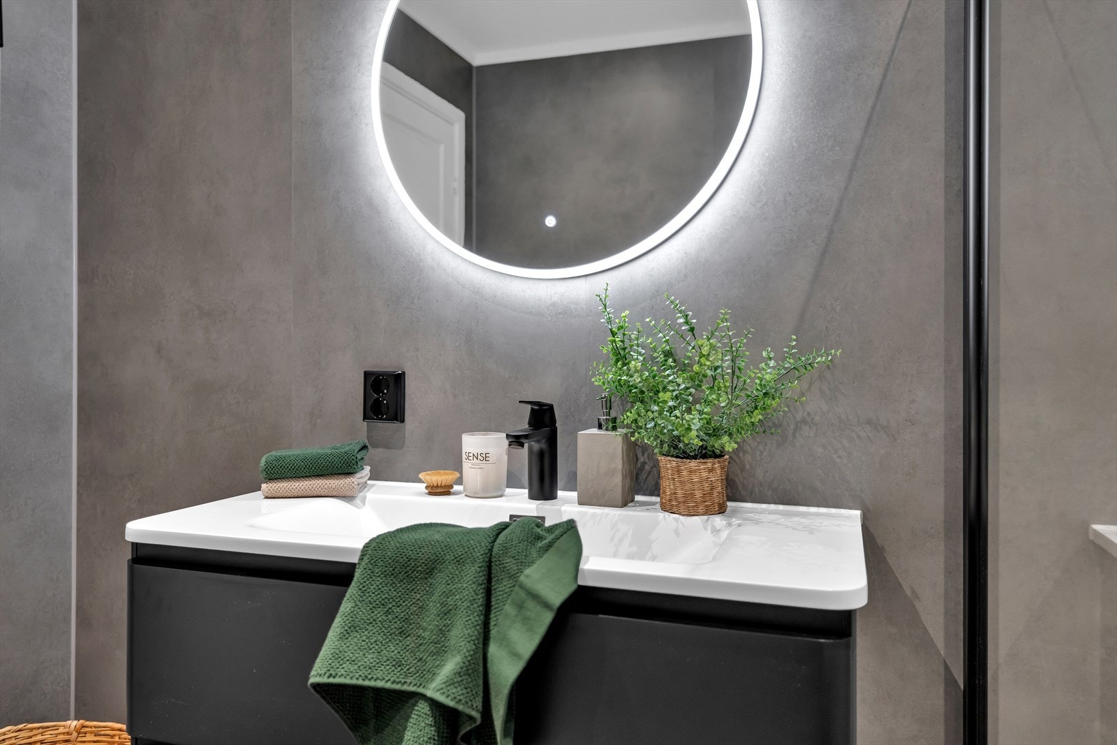 Speil med lys og servant med skuffer. Galleribilde