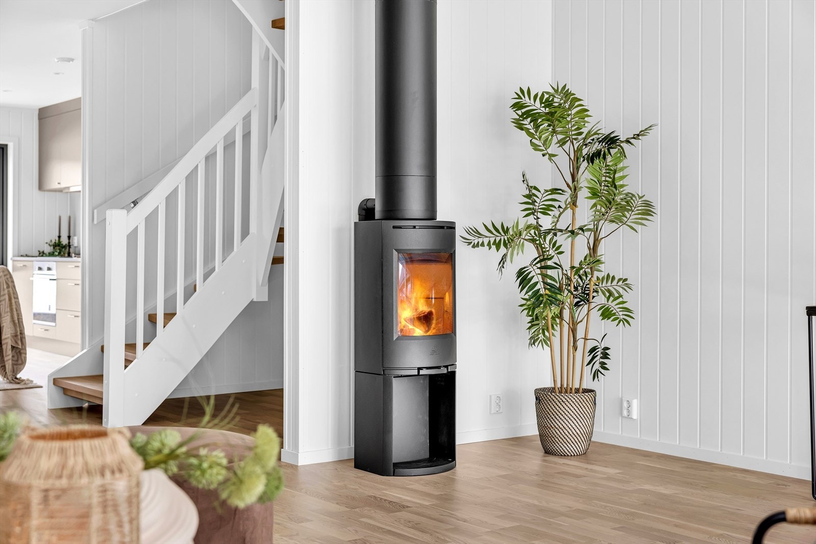 Stemningsfull og varmende peis i stuen. Galleribilde