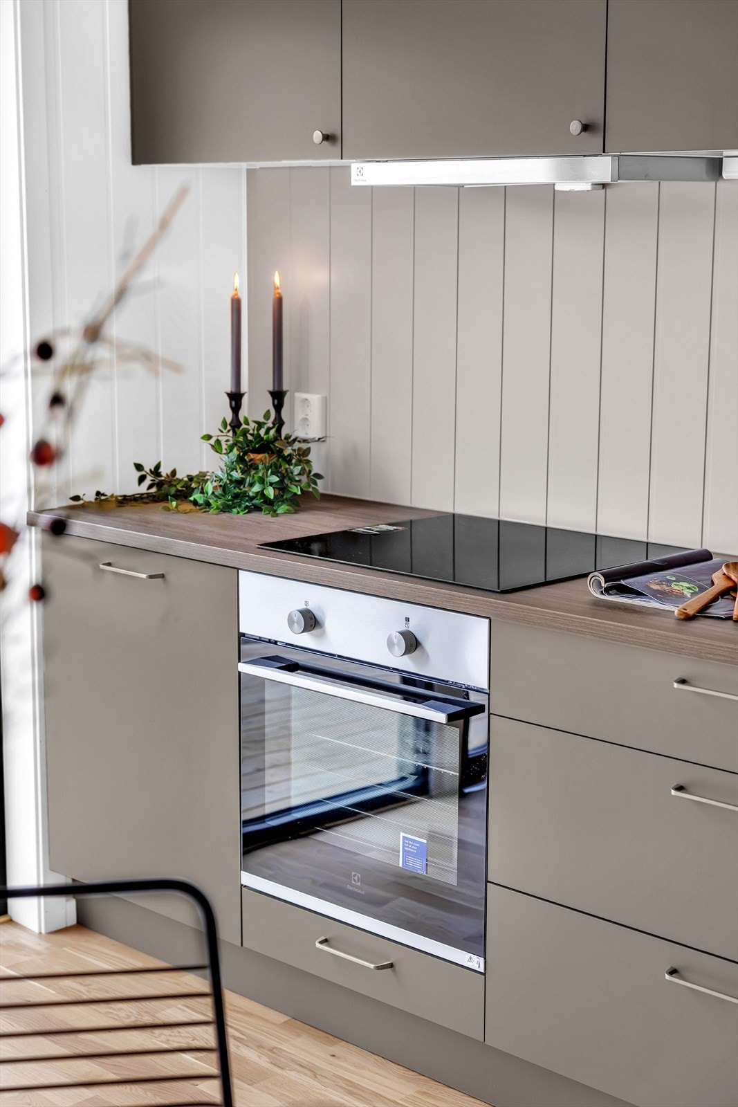 Kjøkkenet har godt med benk- og skapplass. Galleribilde