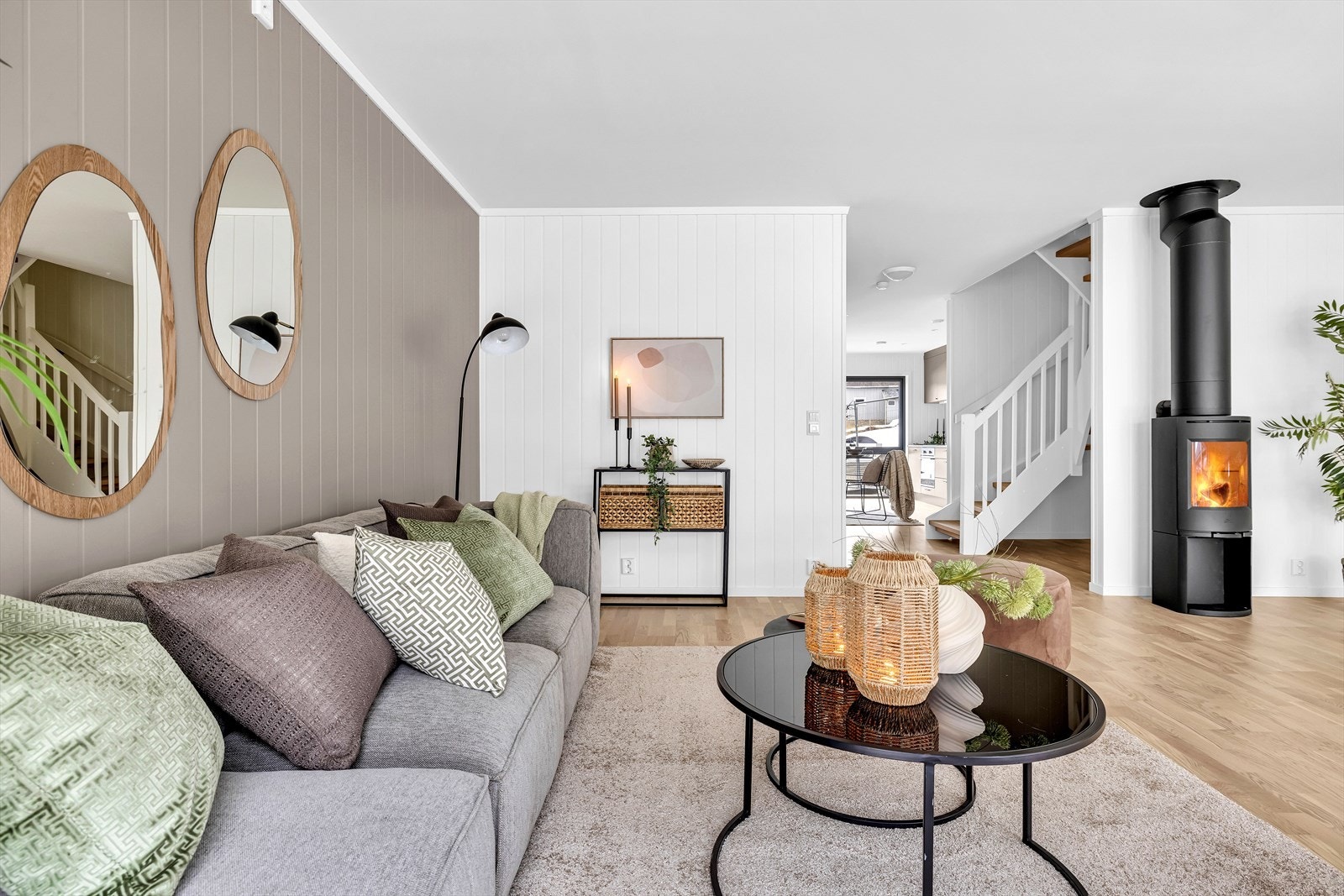 Delvis åpen løsning mellom kjøkken og stue gir en sosial og god romfølelse. Galleribilde