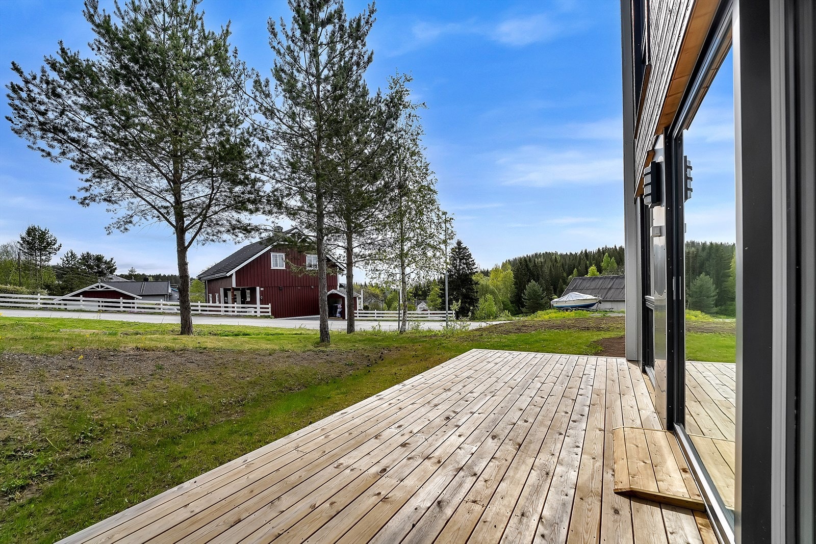 Utgang fra stuen til en flott markterrasse. Galleribilde