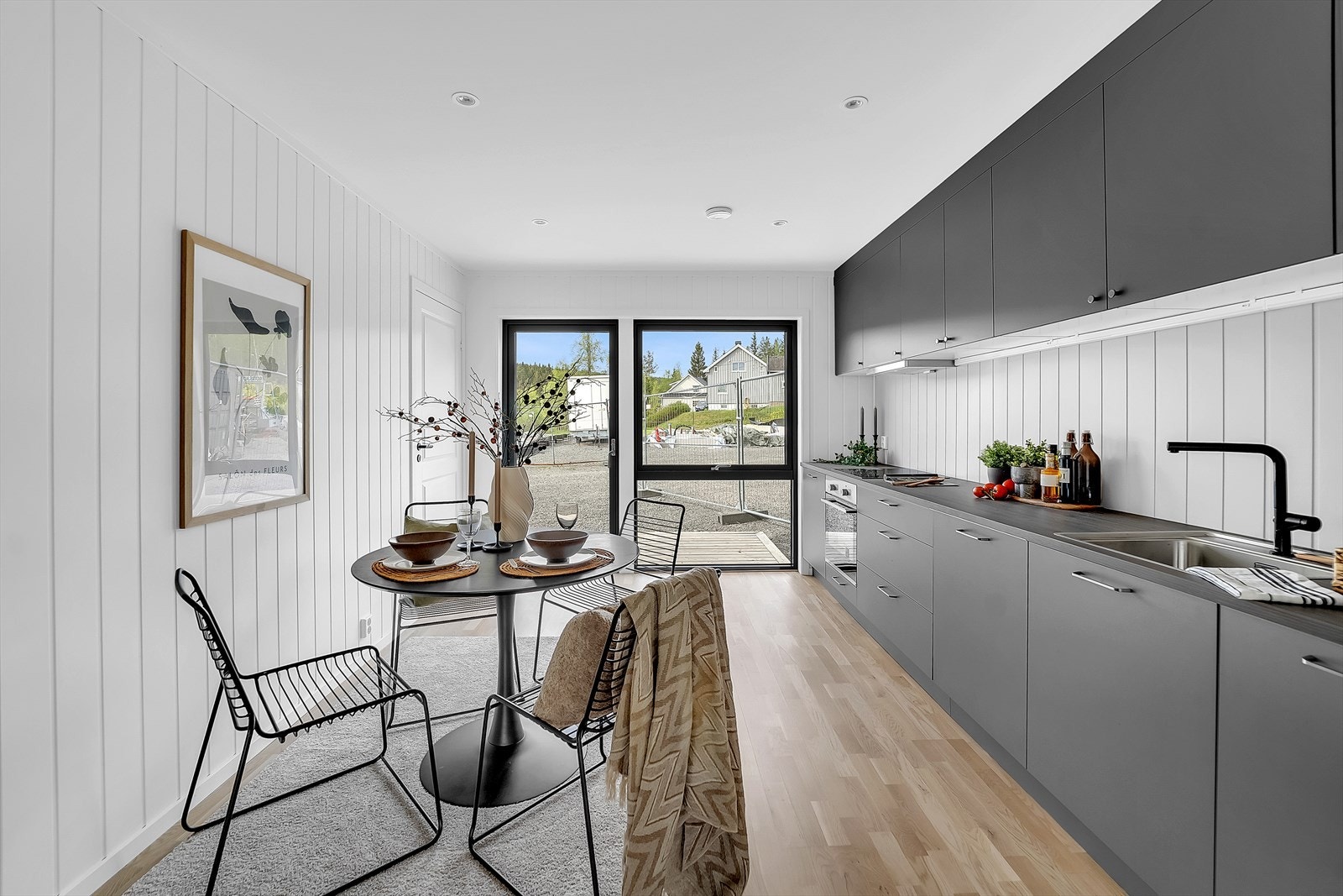 Plass til spisegruppe på kjøkkenet og utgang til uteplass. Galleribilde