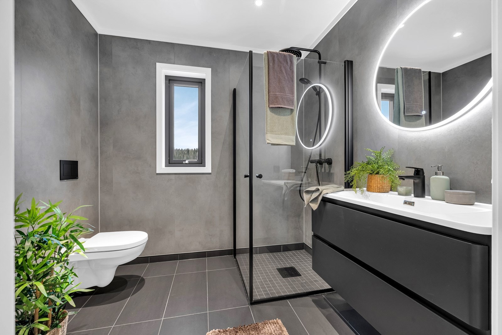 Lekkert bad i 2. etasje med dusjhjørne, vegghengt wc, speil med lys og servant med underskap. Galleribilde