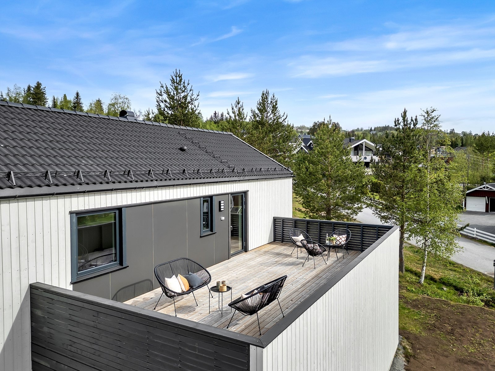Stor takterrasse med plass til flere soner for å nyte solen dagen igjennom. Galleribilde