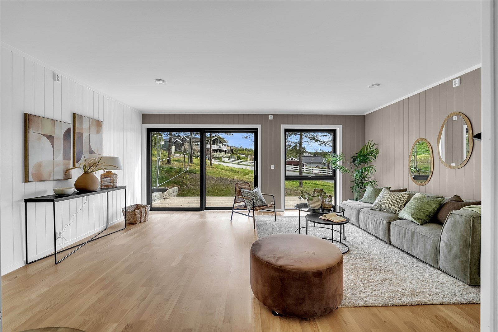 Boligen har en lys og romslig stue i 1. etasje med plass til flere soner og utgang til markterrasse. Galleribilde