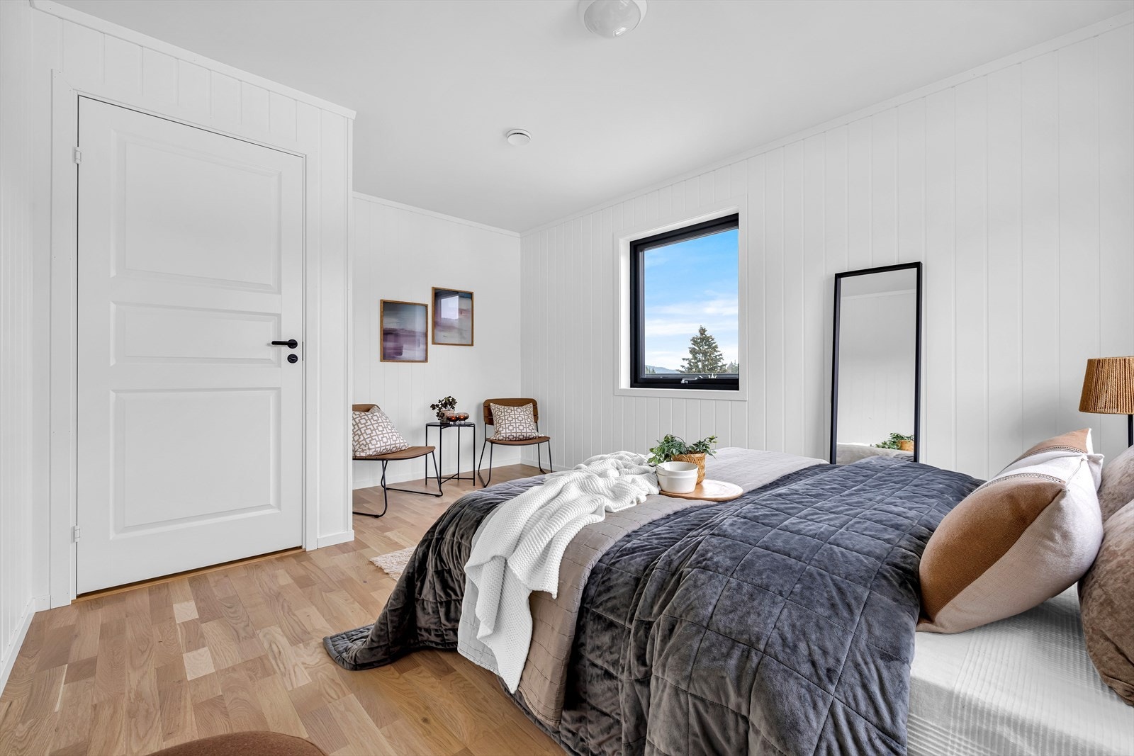 Rommet har god plass til dobbeltseng og til å sette inn garderobe. Galleribilde