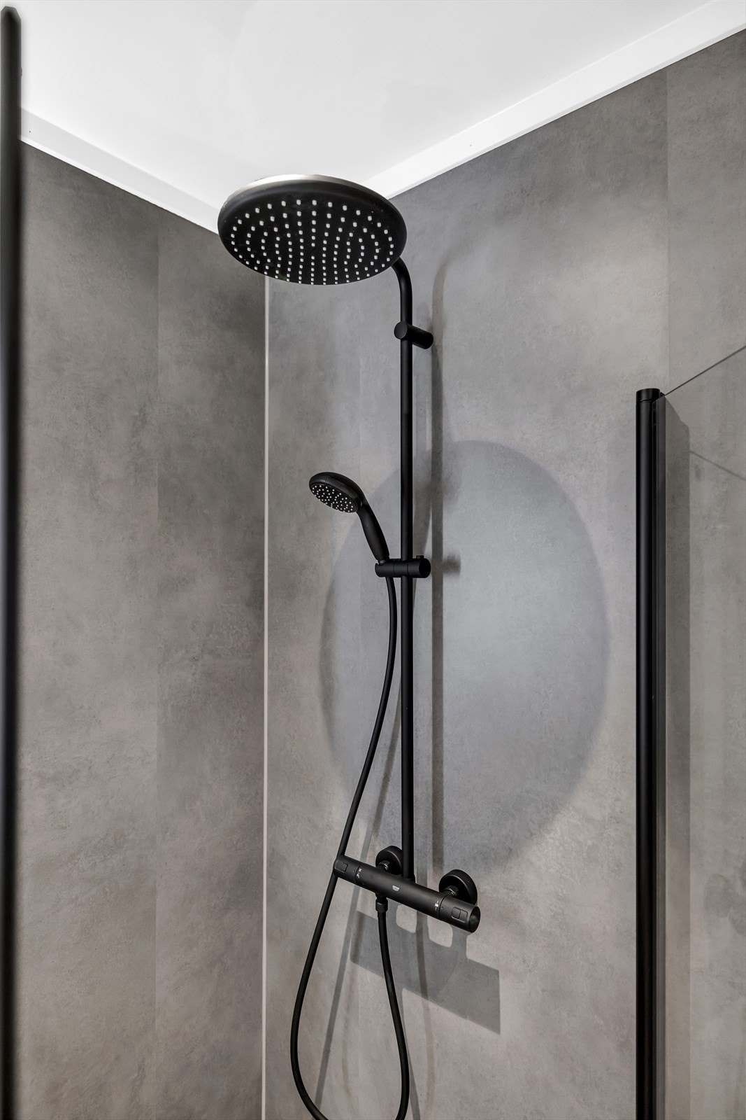 Dusjhjørne med regnfallsdusj. Galleribilde