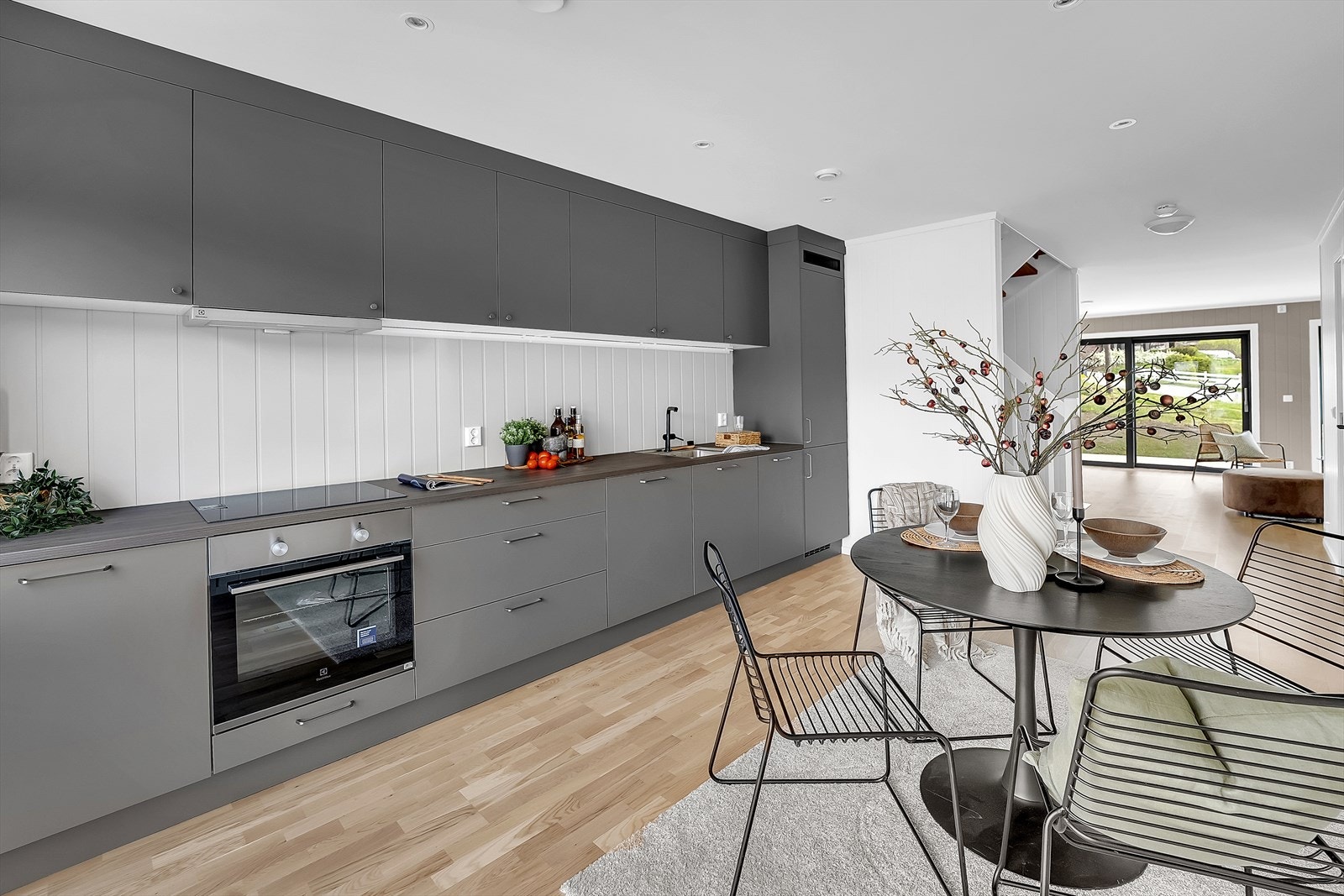 Boligen har lekkert kjøkken fra Strai med integrerte hvitevarer. Galleribilde