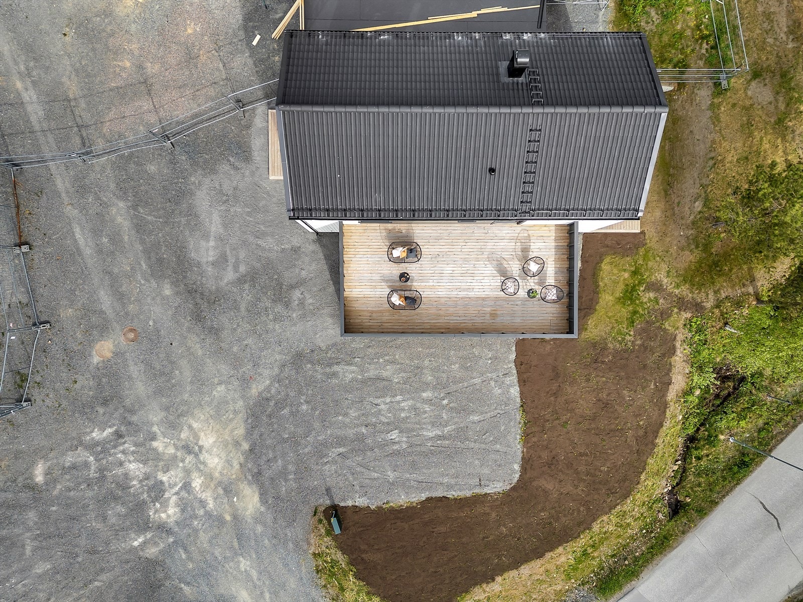 Oversiktbilde over boligen og tomten. Galleribilde