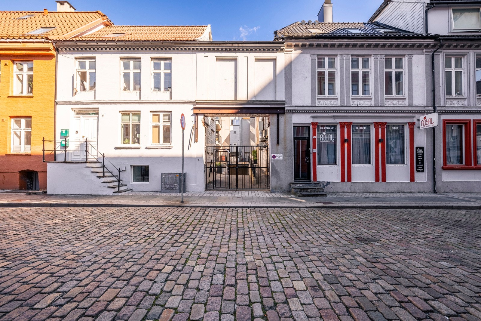 - For å komme til bygget går man inn denne porten - Galleribilde