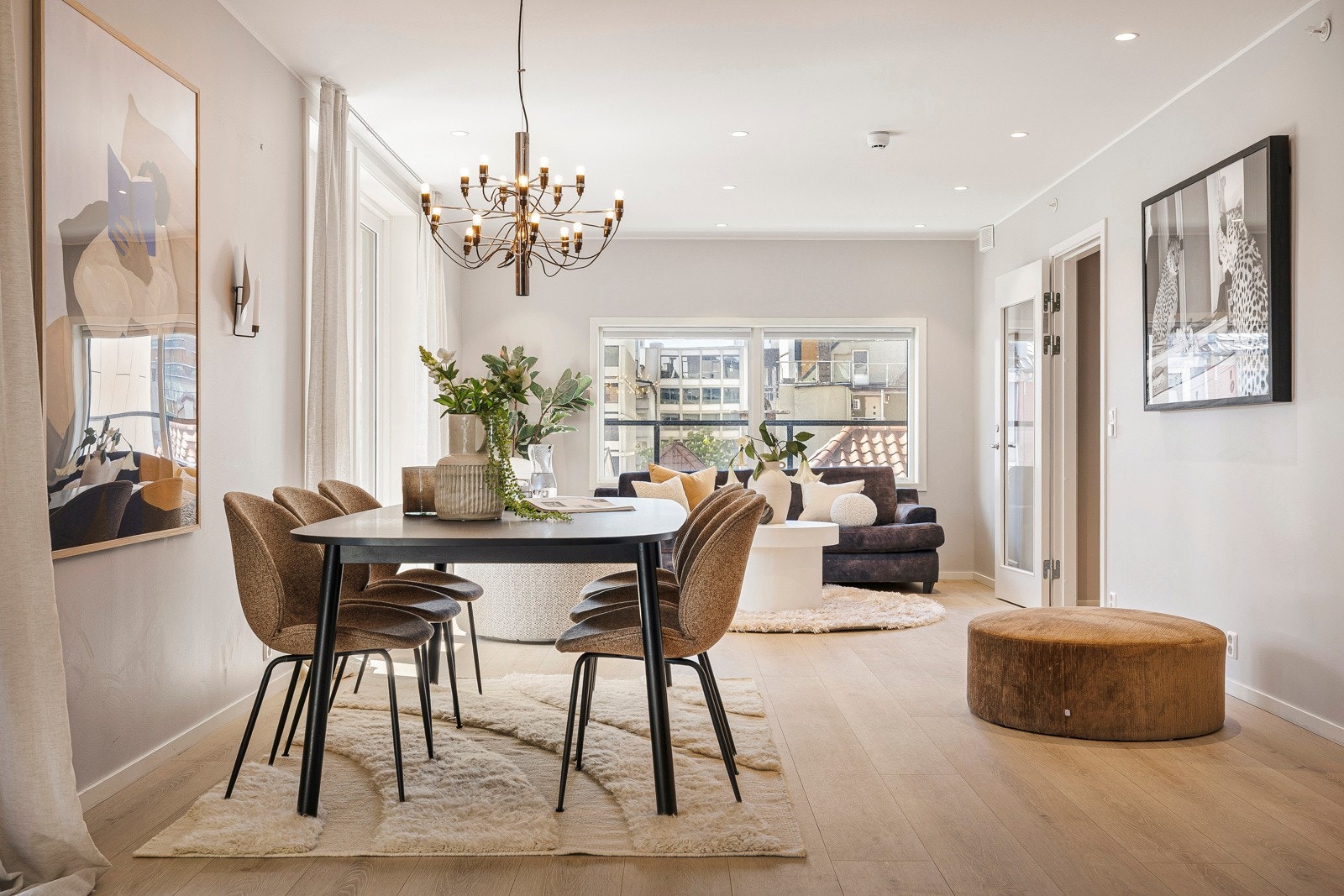 - Store vindusflater slipper inn rikelig med naturlig lys - Galleribilde