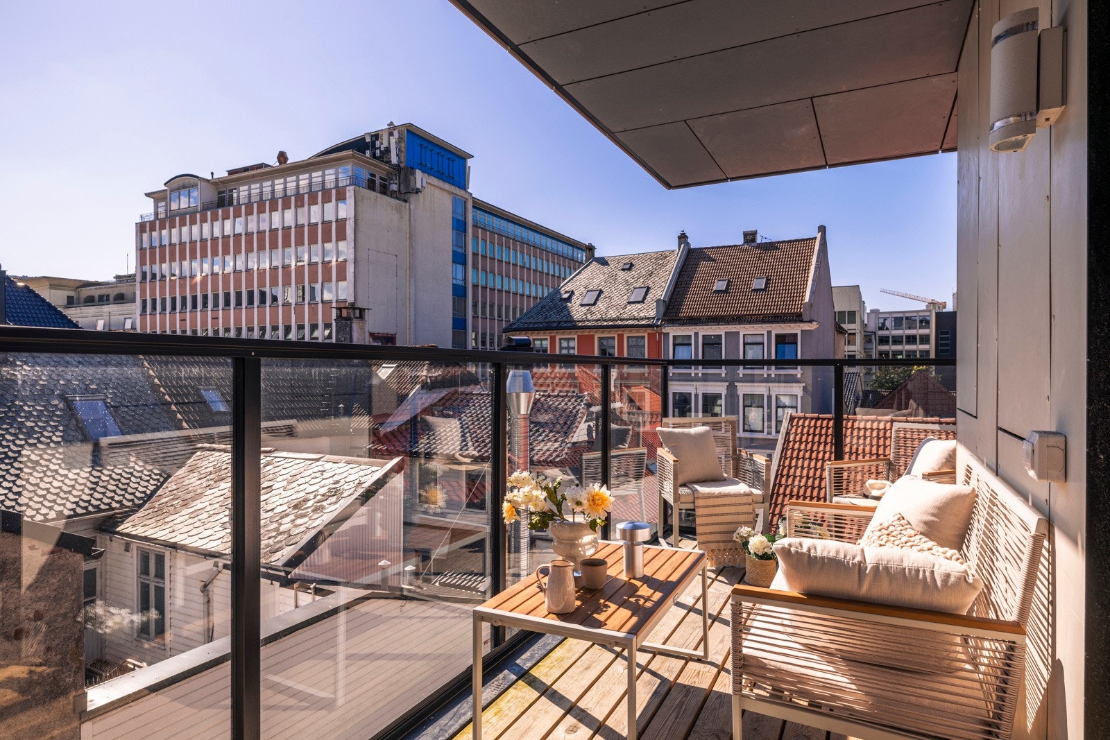 - Balkongen har plass til sittegruppe og grill - Galleribilde