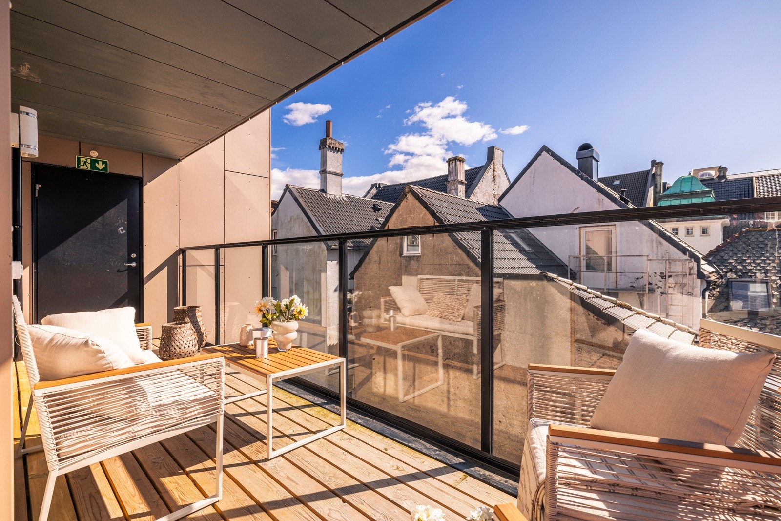 - Fra balkongen kan man gå inn og videre opp til felles takterrasse - Galleribilde