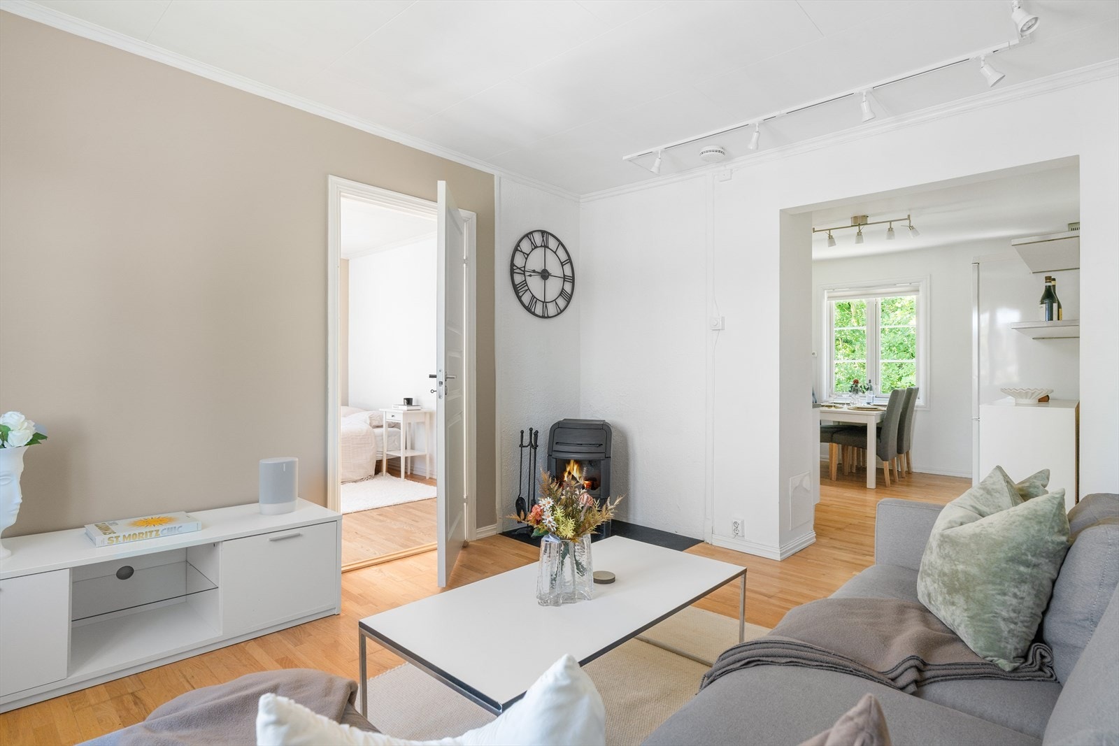 Av oppvarmingskilder er det panelovn, vedfyring og varmekabler (bad). Galleribilde