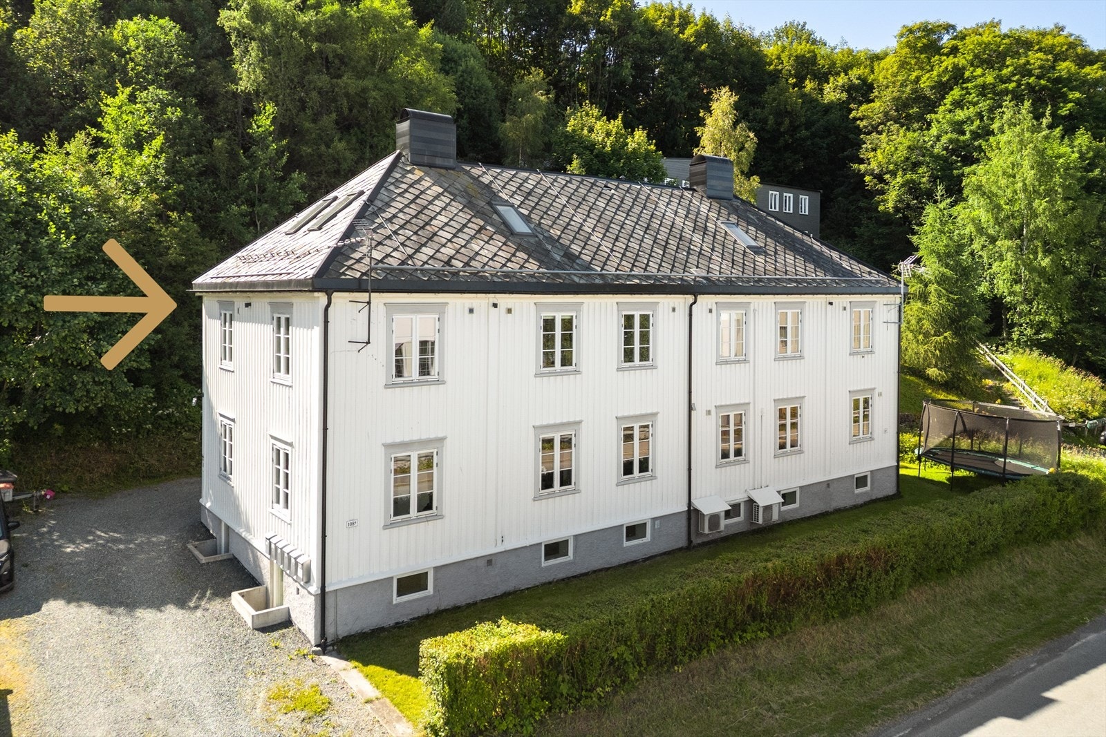 Fasade - Leiligheten ligger i 2. etasje + loft. Galleribilde