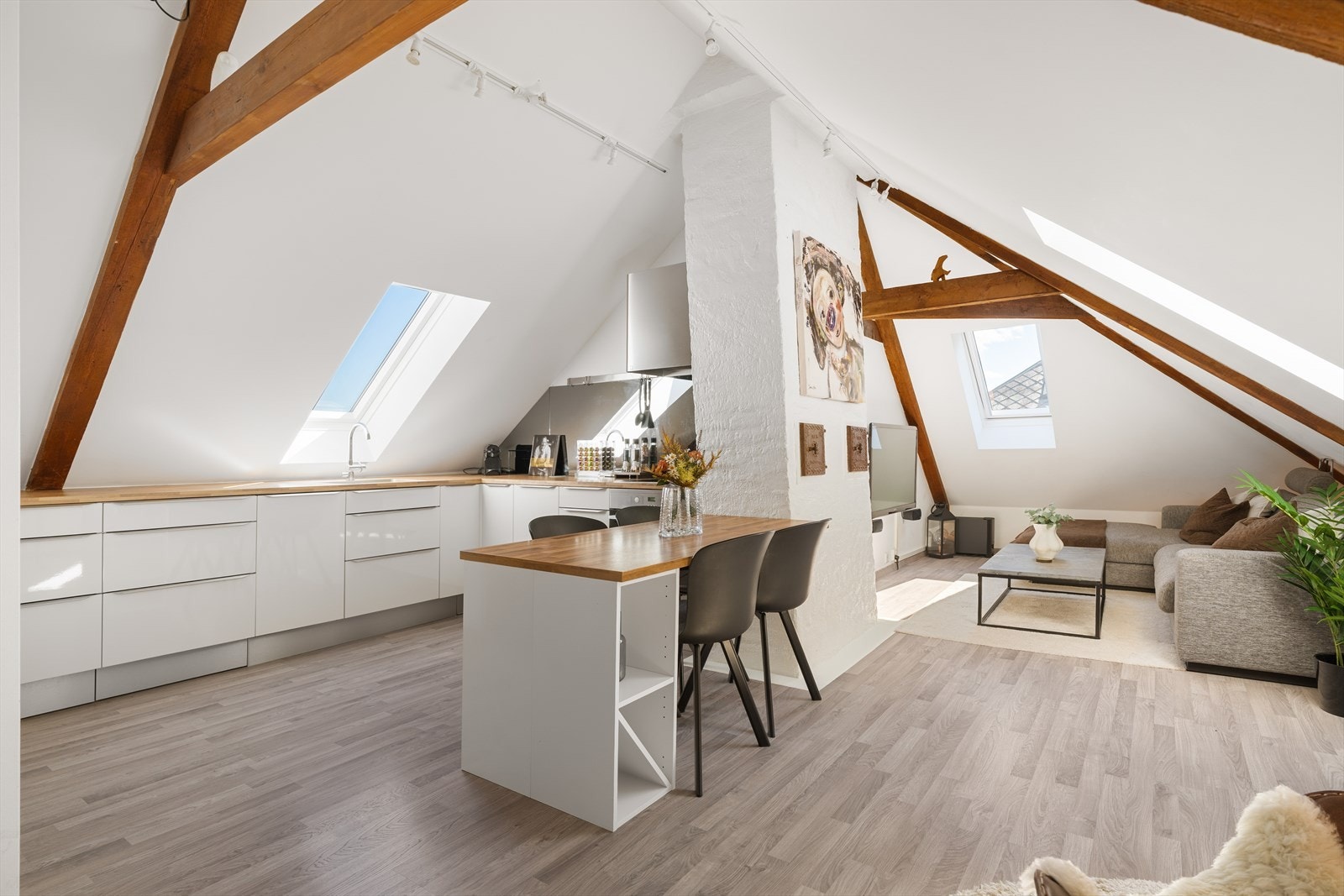 Boligen består av to separate leiligheter over to plan. Loftet ble i 2014 totalrenovert og innredet med kjøkken, bad soverom og stue. Galleribilde