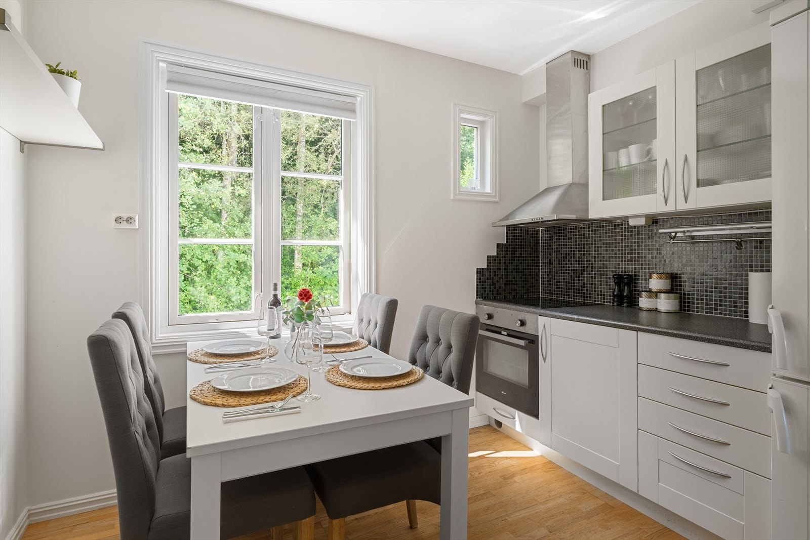 Alle hvitevarer på kjøkken medfølger i handelen. Galleribilde