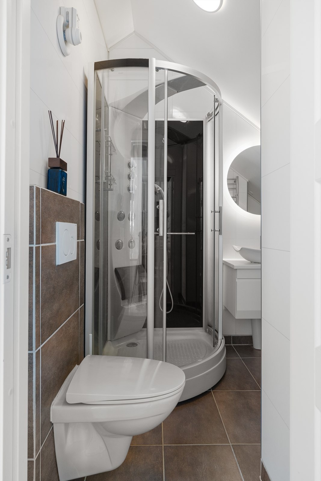 Badet er ellers utstyrt med dusjkabinett, vegghengt wc og opplegg til vaskemaskin. Galleribilde