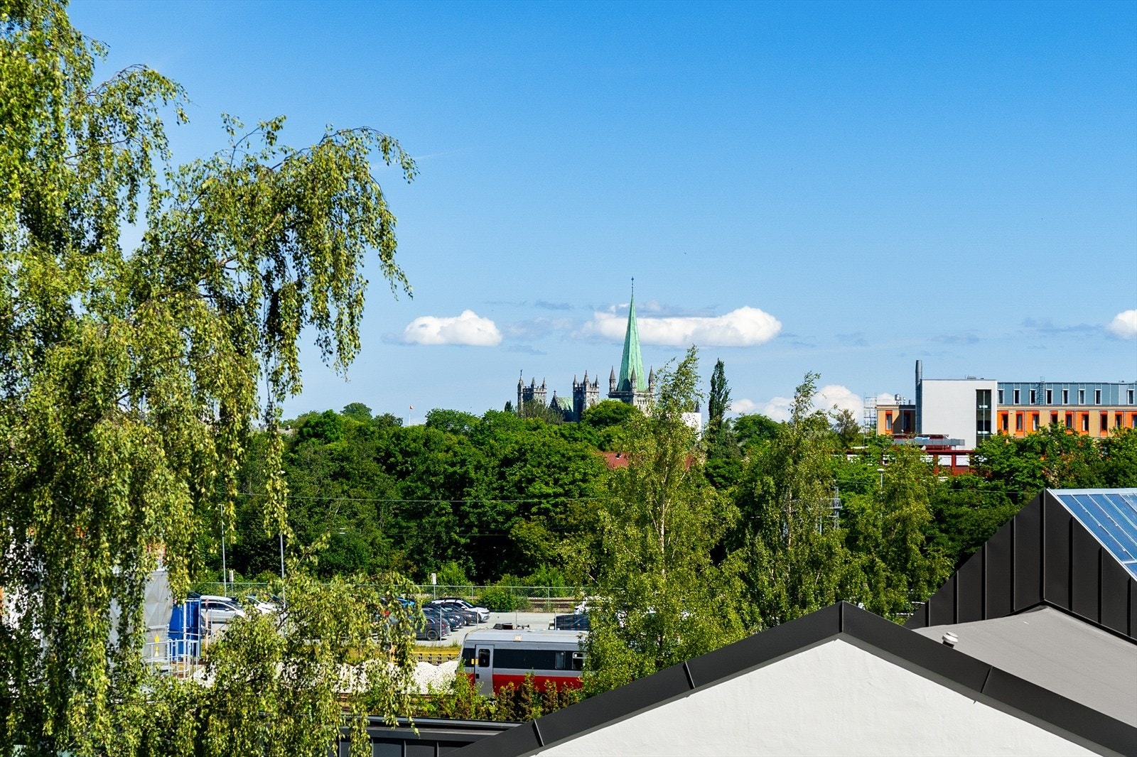 Flott utsikt i retning Nidarosdomen kan nytes fra soveromsvindu i loftsleiligheten. Galleribilde