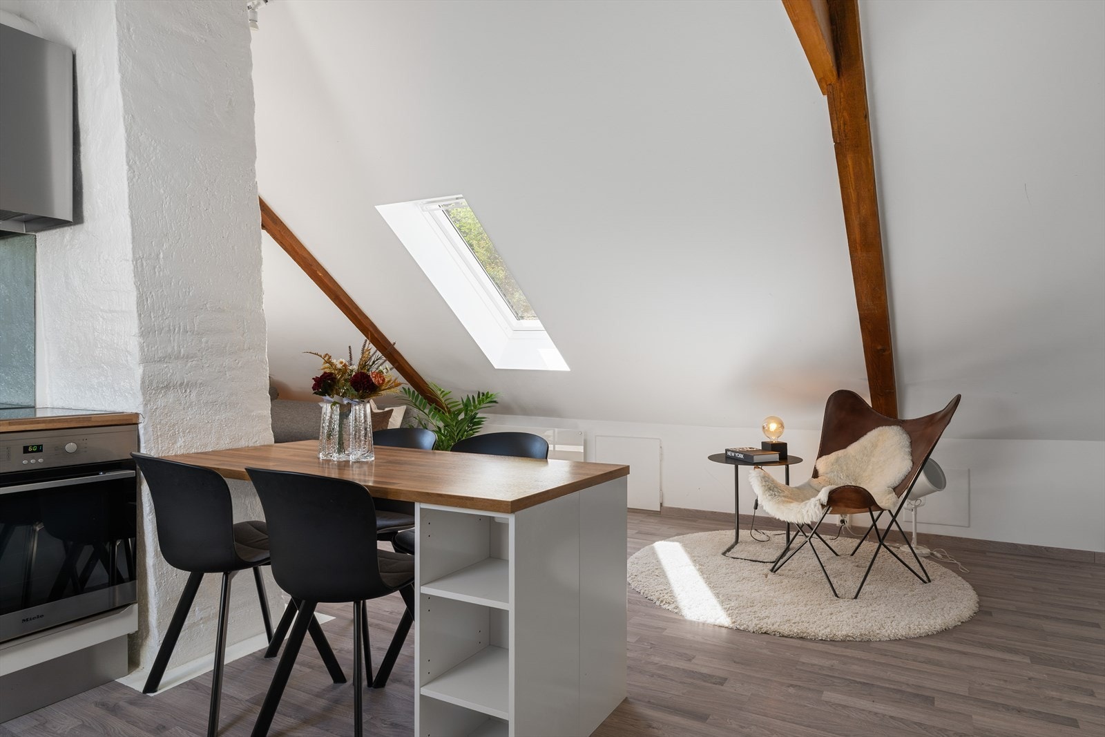 Det er etablert en praktisk kjøkkenøy/spisebord som gir en naturlig skille mellom rommene i oppholdssonen. Galleribilde