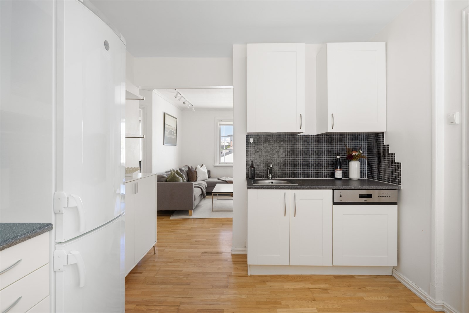 Lyst, stilrent kjøkken på gode 11m² og god plass til spiseavdeling. Galleribilde