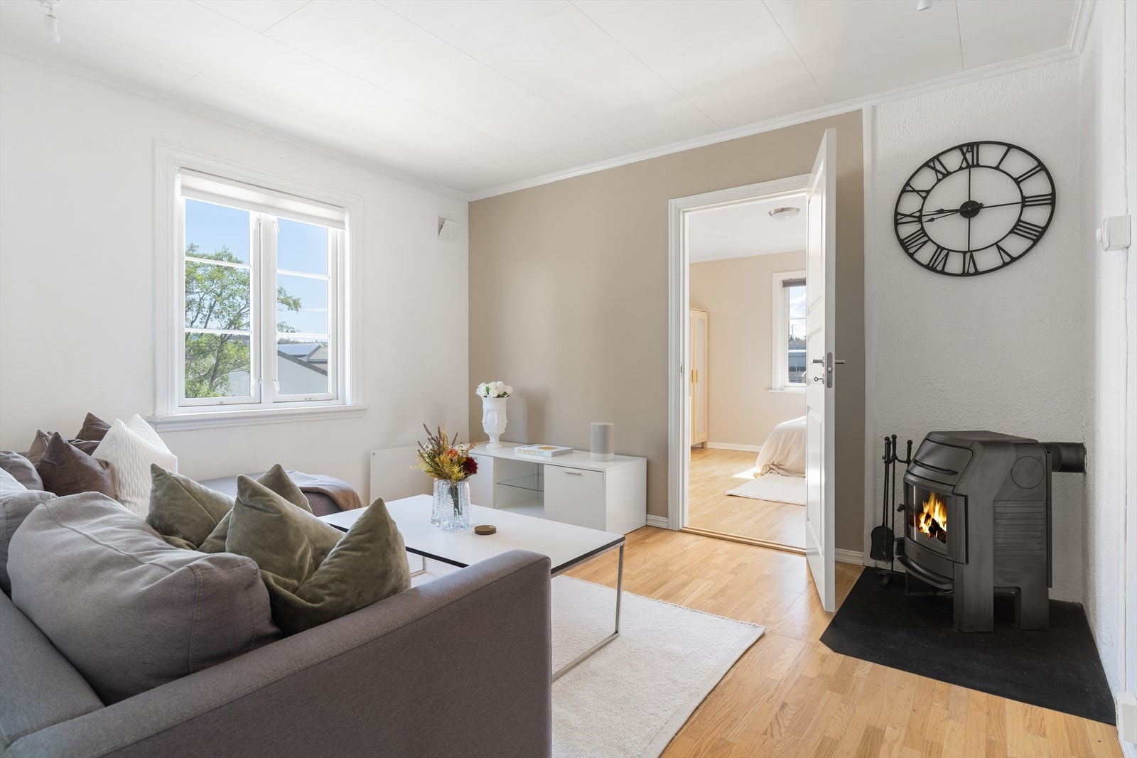 Leiligheten i 2. etasje har en gunstig planløsning med 3 gode soverom, stue på ca. 13,5m² og et svært romslig kjøkken. Galleribilde