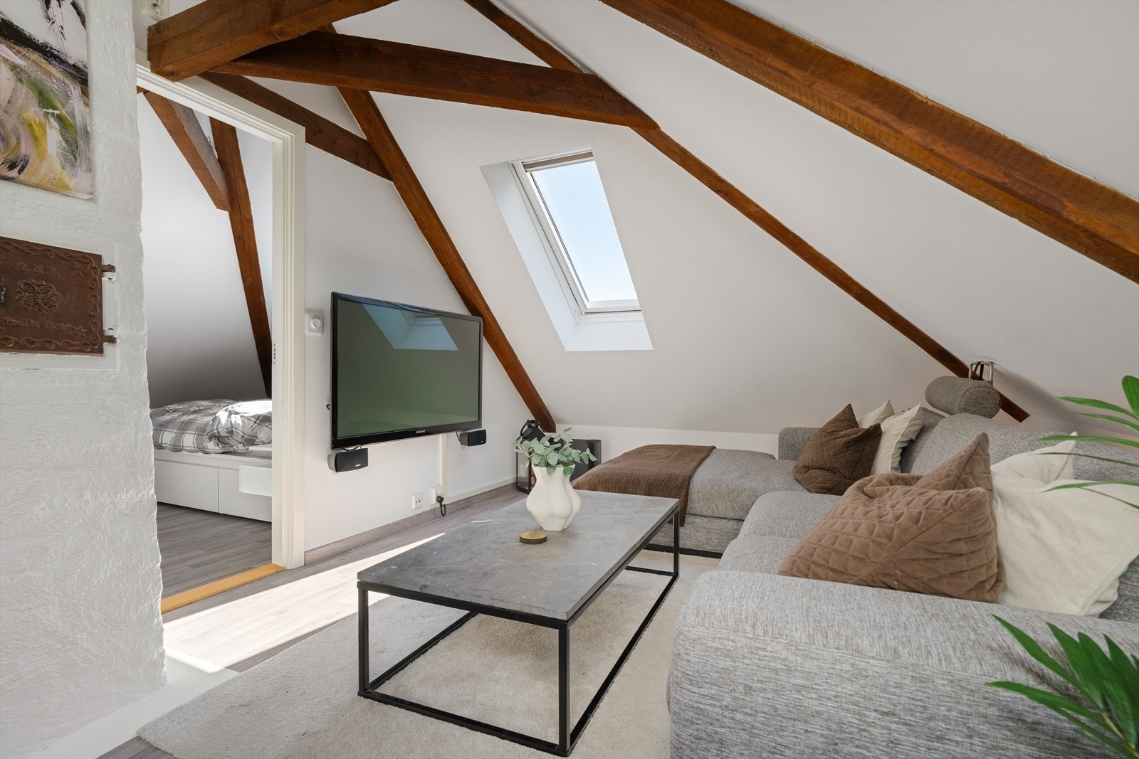 Loftsleiligheten har periodevis blitt utleid for ca. 15.000,- per mnd. Galleribilde