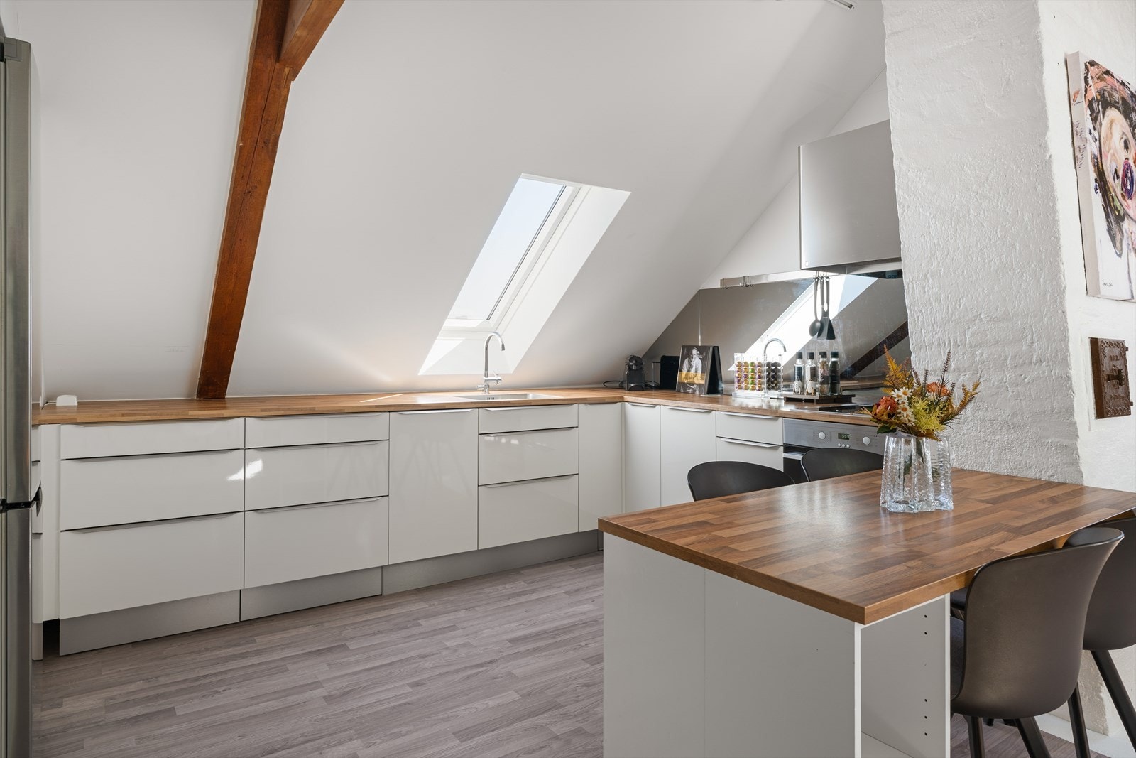 Leiligheten har et lekkert særpreg med skråtak, god takhøyde og originale bærebjelker. Galleribilde