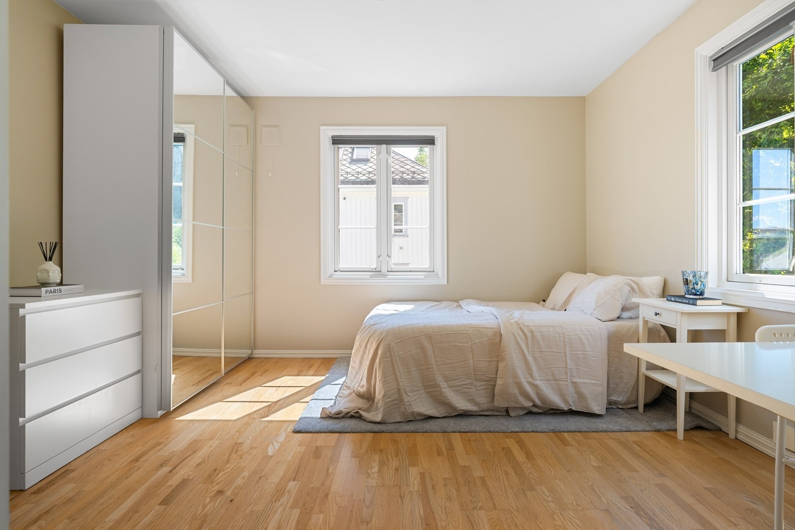 Avbildede garderobeskap på soverom medfølger i handelen. De to største soverommene har særdeles god møbleringsplass. Galleribilde