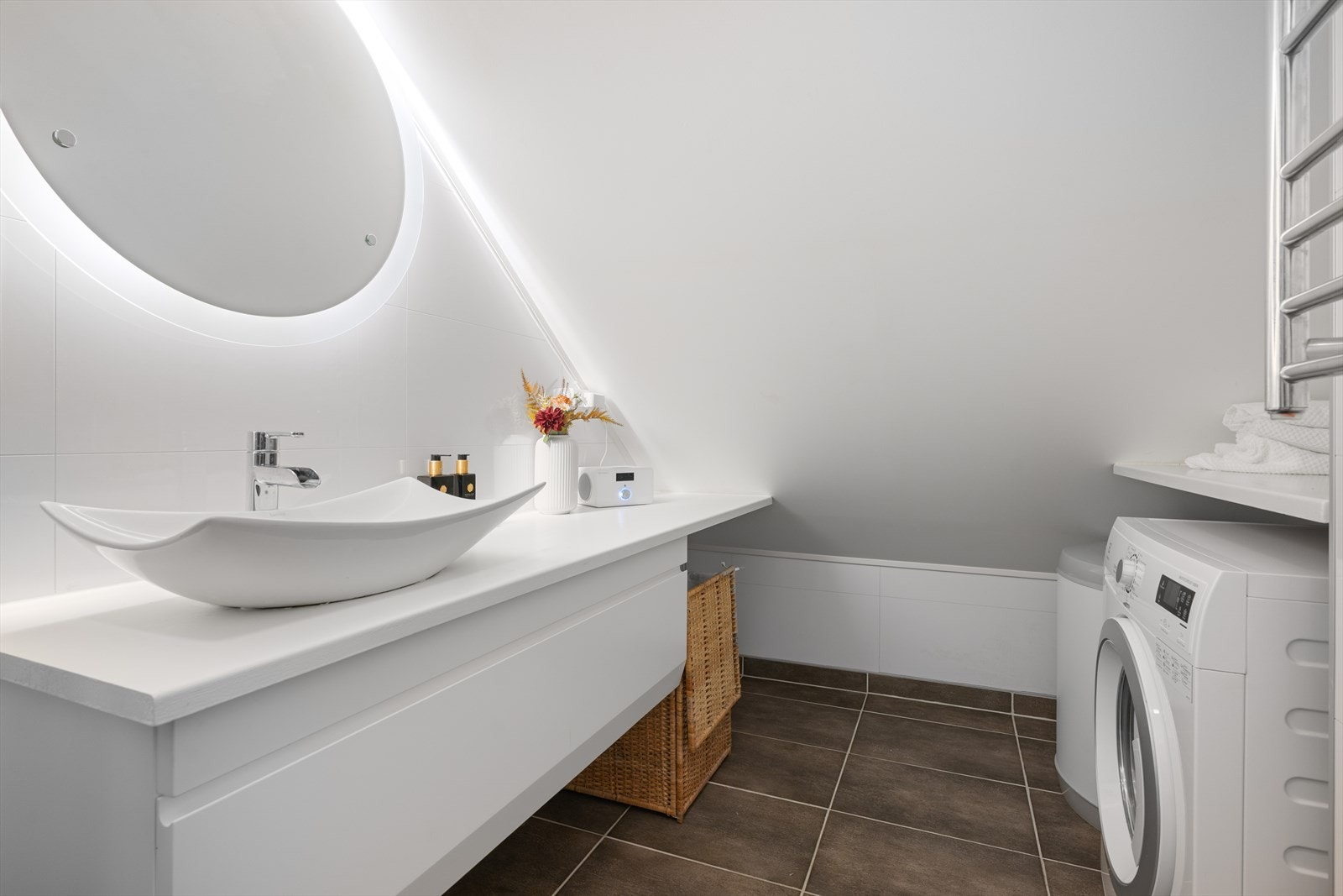 Også badet holder en moderne standard med flislagte gulv, delikat badersomsinnredning og varmekabler i gulv. Galleribilde